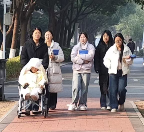 同行 ——ok138cn太阳集团“互助小队”陪伴郭子怡共赴青春征程